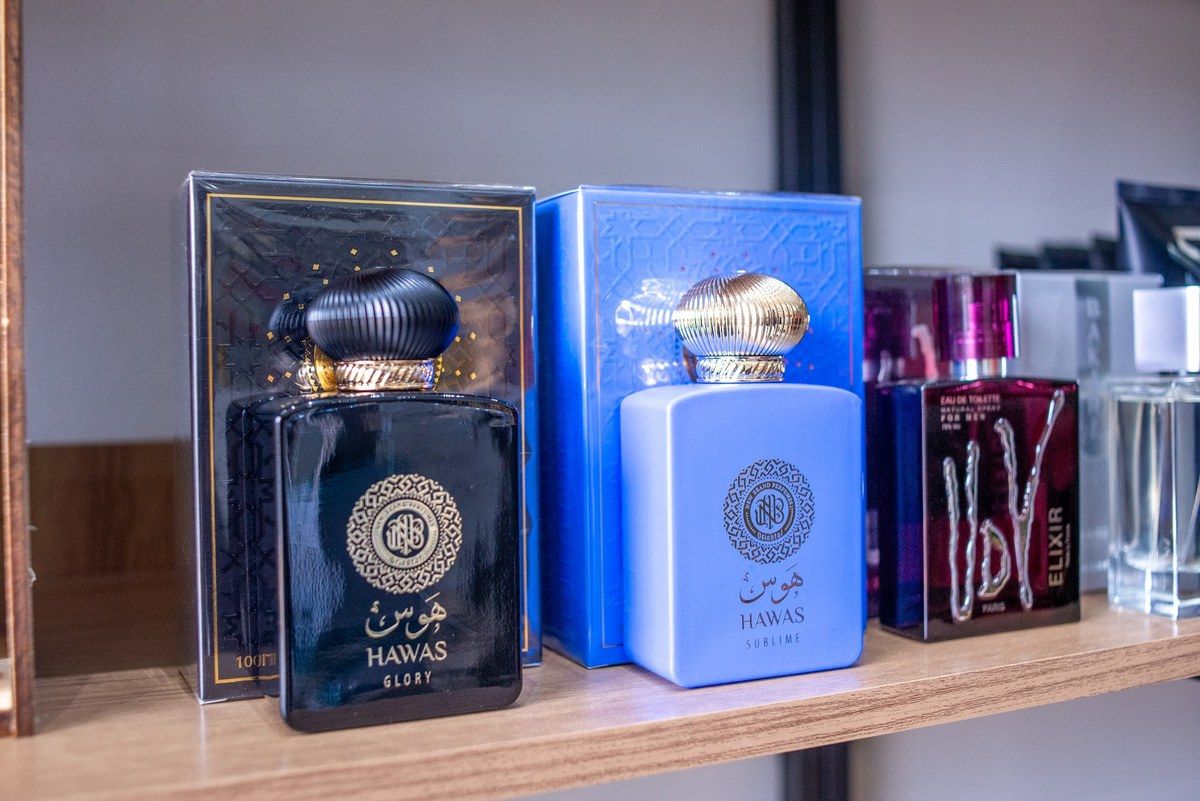Perfumes importados em suas caixas, na prateleira da Astre
