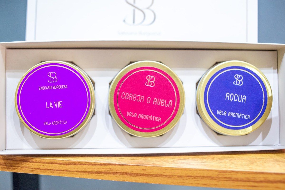 Caixa de presente com velas aromáticas, pronta para presentear